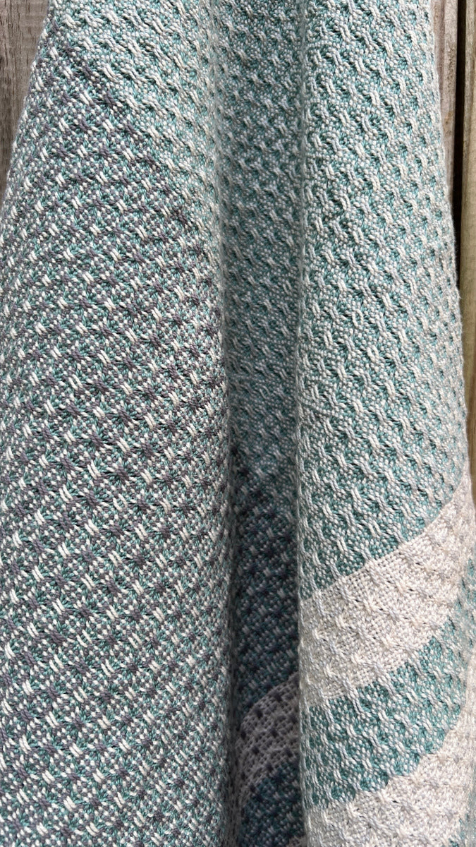 🧵 Handwoven Huck Lace Towel